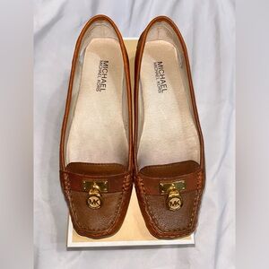 EUC Michael Kors Hamilton loafer leather shoe. Color is luggage. Size 6.5